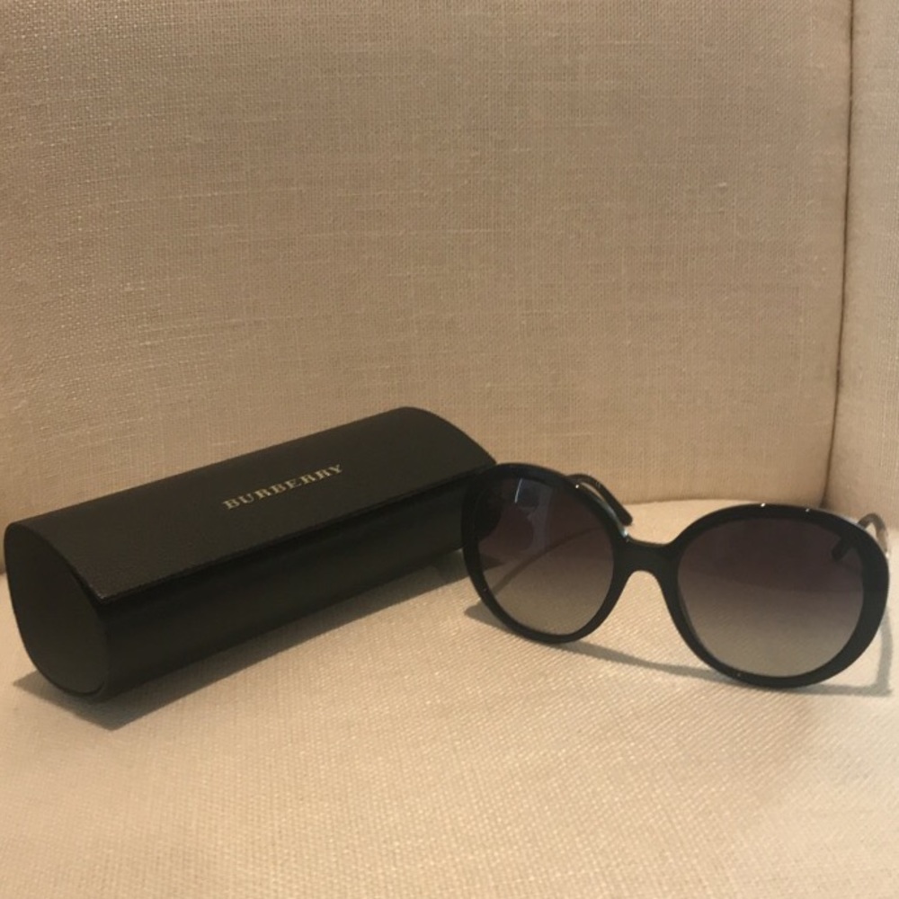 Burberry sunglasses 🕶